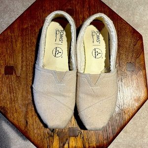7 wide tan fleece lined Toms